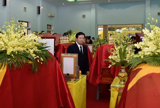 Phó Thủ tướng Trịnh Đình Dũng: 'Chưa bao giờ mất cùng lúc hai tướng...' Phó Thủ tướng Trịnh Đình Dũng tại lễ viếng 13 liệt sĩ sáng nay. Ảnh: VGP