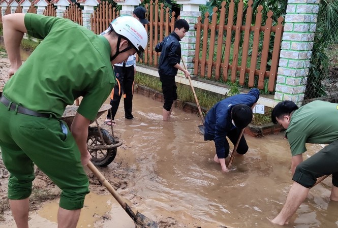 TT-Huế: Huy động tổng lực đoàn viên ra quân xử lý môi trường, giúp dân sau bão lũ Đoàn viên thanh niên lực lượng vũ trang tại TT-Huế tích cực làm vệ sinh, dọn dẹp bùn đất, xử lý môi trường sau bão số 9.