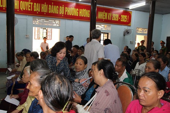 Huy động thêm lực lượng thanh niên tham gia tìm kiếm người mất tích tại Rào Trăng 3 Trưởng ban Dân vận Trung ương Trương Thị Mai thăm, chia sẻ khó khăn với bà con vùng thiên tai TT-Huế. Ảnh: SGGP