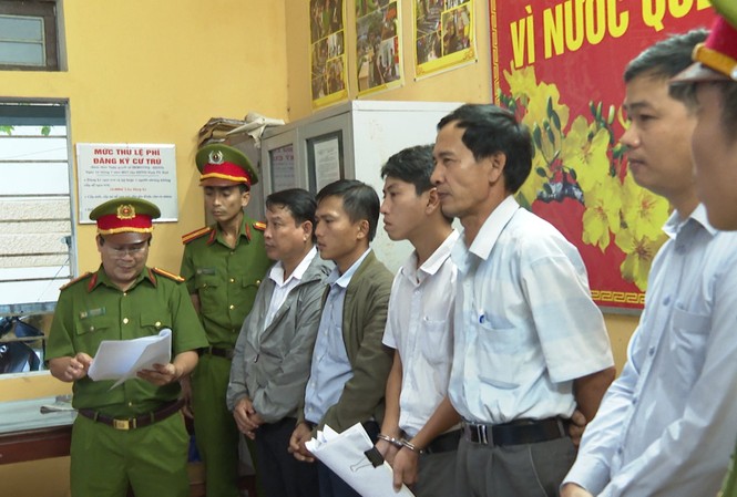 Nguyên chủ tịch phường và 4 nhân viên bị bắt vì 'làm bừa' Cựu "quan phường" và 4 nhân viên địa chính tại Huế bị khởi tố về hành vi thiếu trách nhiệm gây hậu quả nghiêm trọng.