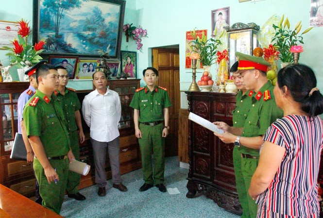 Chủ ‘tàu 67’ vỏ gỗ đầu tiên tại TT-Huế bị khởi tố về hành vi lừa đảo Đọc lệnh khởi tố, bắt tạm giam Phan Văn Chinh (áo trắng).