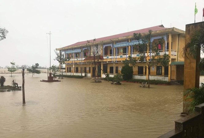 Học sinh Thừa Thiên Huế lại phải nghỉ học hàng loạt do mưa lũ Trường học bị ngập lụt, hàng nghìn học sinh tại Thừa Thiên Huế phải nghỉ học kể từ chiều 11/11.