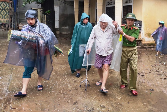 TT-Huế: Công an, quân đội đồng loạt ra quân đưa dân đi tránh bão Công an TT-Huế giúp dân di dời đến nơi an toàn trước khi bão số 13 đổ bộ.
