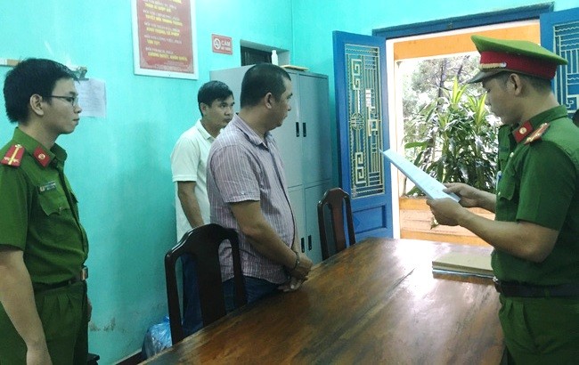 Mua ‘sổ đỏ’ giả qua mạng rồi đem thế chấp lừa chiếm gần nửa tỷ đồng Đọc lệnh khởi tố, bắt tạm giam đối với Nguyễn Phước Quý Tuấn.