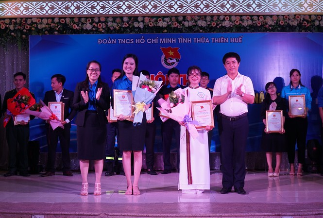 Sôi nổi thi báo cáo viên giỏi cấp tỉnh trong giới trẻ TT-Huế Trao giải Nhất và giải Nhì cho hai báo cáo viên có kết quả thi tốt nhất.
