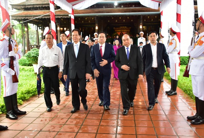 Lãnh đạo Đảng, Nhà nước dâng hương tưởng niệm Đại tướng Lê Đức Anh Lãnh đạo Đảng, Nhà nước dâng hương tưởng niệm Đại tướng Lê Đức Anh tại Nhà văn hóa Chủ tịch nước Lê Đức Anh ở xã Lộc An, huyện Phú Lộc, tỉnh TT-Huế.