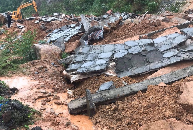 Vì sao sạt lở ‘nhắm’ vào công trình của BQL Khu Kinh tế, Công nghiệp TT-Huế? Hệ thống dầm, mái taluy dương chống sạt lở trên đường vào khu du lịch Laguna là công trình tiếp theo thuộc quản lý của Ban Quản lý KKTCN tỉnh TT-Huế bị hư hỏng, tan nát, sau công trình dự án đường đi bộ trị giá hơn 170 tỷ tại Lăng Cô.