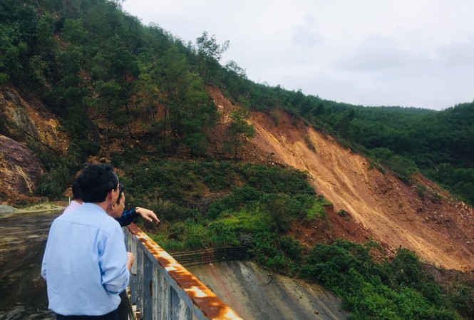Sạt lở hạ lưu thủy điện ở TT-Huế, Sở Công thương đề xuất giải pháp gì? Cơ quan chức năng tỉnh TT-Huế đi kiểm tra thực tế sạt lở tại hạ lưu thủy điện Hương Điền.