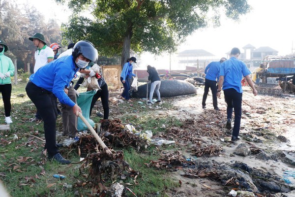 Tỉnh Đoàn TT-Huế cùng cộng đồng quản lý rác thải nhựa, gắn với phát triển du lịch Ra quân thu gom rác thải, rác thải nhựa tại vùng đầm phá thị trấn Thuận An, TT-Huế.