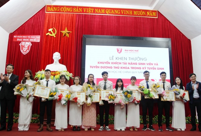 Huế tuyên dương tân thủ khoa đại học và sinh viên tài năng Tuyên dương, khen thưởng thủ khoa kỳ thi tuyển sinh đại học và các gương mặt tài năng sinh viên.