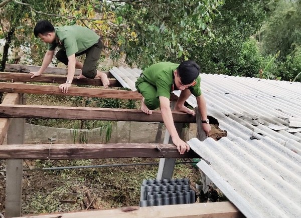 Tuổi trẻ TT-Huế hỗ trợ gần 85.000 hộ dân bị ảnh hưởng lũ lụt, thiên tai Tuổi trẻ lực lượng công an tại TT-Huế giúp dân lợp lại nhà cửa sau bão.