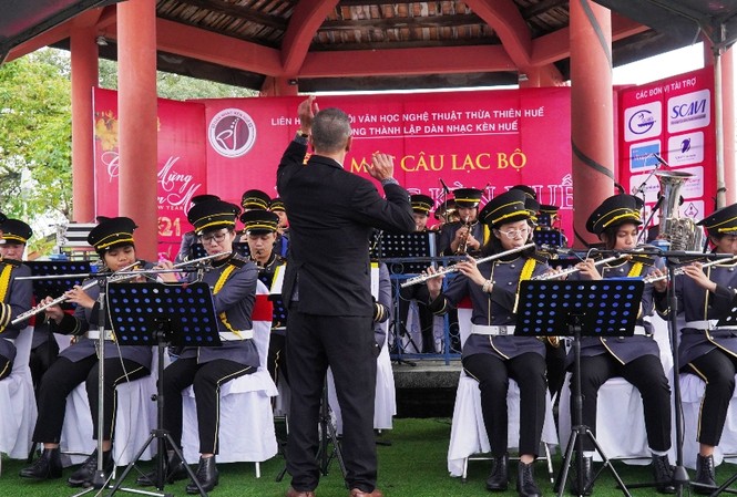 Huế: Lần đầu tiên, 40 nghệ sĩ ‘kèn Tây’ diễn Nhã nhạc Cung đình mừng năm mới Dàn nhạc kèn Huế lần đầu tiên ra mắt trong một dịp Tết dương lịch.