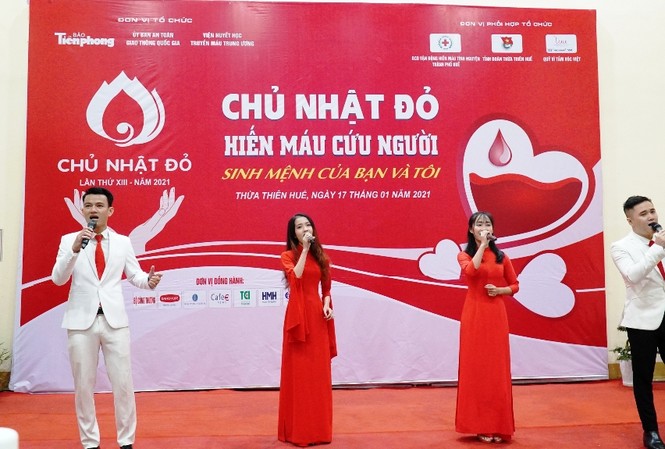 Tưng bừng Chủ Nhật Đỏ giữa mưa lạnh xứ Huế Bất chấp thời tiết bất lợi, Chủ Nhật Đỏ vẫn diễn ra tưng bừng tại Huế.