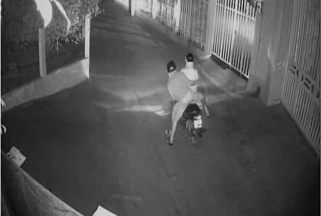 Nhà hàng ở Hội An liên tục bị 'khủng bố' bằng xăng, mắm tôm HÌnh ảnh camera của gia đình ghi lại hai đối tượng bịt bặt, chạy xe thực hiện việc tạt chất bẩn