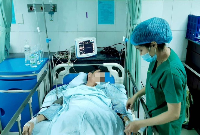 Quảng Nam: Người đàn ông bị cây gỗ 2 mét đâm xuyên bụng Bệnh nhân bị cây gỗ đâm thủng bụng đã được phẩu thuật thành công, đang tiếp tục được điều trị tại Bệnh viện Đa khoa Vĩnh Đức. ảnh BVCC