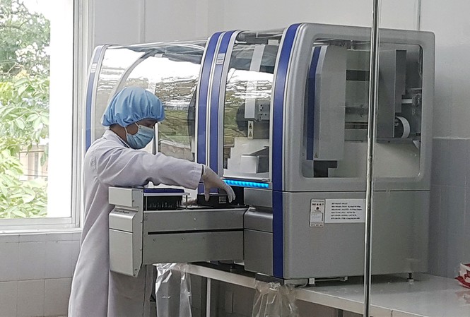 Máy xét nghiệm 'tự rẻ' đi 2,7 tỷ: Sở Y tế đòi trả lại, DN nói chờ kết luận thanh tra Máy xét nghiệm Real-time PCR tự động giá 7,23 tỷ đồng ở Quảng Nam