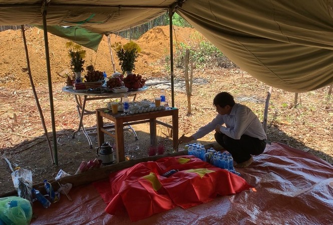Tìm thấy hố chôn 17 chiến sĩ đặc công ở sân bay Khâm Đức Tìm thấy hố chôn tập thể 17 liệt sỹ ở khu vực sân bay Khâm Đức. Ảnh CTV