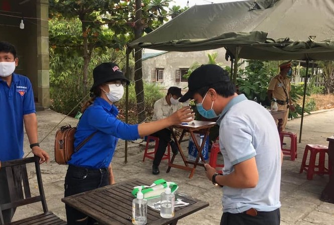 Hội An kêu gọi bác sĩ về hưu, sinh viên Y khoa chung tay chống dịch Kiểm tra y tế tại các chốt trên địa bàn TP. Hội An. Ảnh T. V