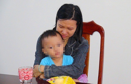 9 người ‘sập’ bẫy lừa đảo 72 tỷ đồng của một phụ nữ Nguyễn Thị Tuyết Trinh tại cơ quan công an. Ảnh CTV