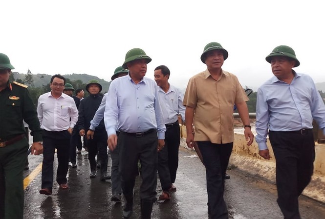 Phó Thủ tướng kiểm tra công tác phòng chống thiên tai tại Quảng Nam Phó Thủ tướng Thường trực Chính phủ Trương Hòa Bình thăm hỏi tặng quà cho người dân bị ảnh hưởng bởi mưa lũ