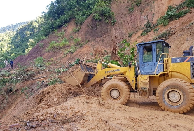 Sạt lở vùi lấp hơn 50 người ở Quảng Nam: Gia đình Bí thư Đảng ủy xã mất liên lạc tìm kiếm nạn nhân vụ sạt lở