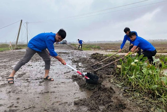'Áo xanh' thông đường, giúp dân dựng lại nhà sau bão Màu áo xanh tình nguyện có mặt khắp nơi tham gia khắc phục thiệt hại bão số 9