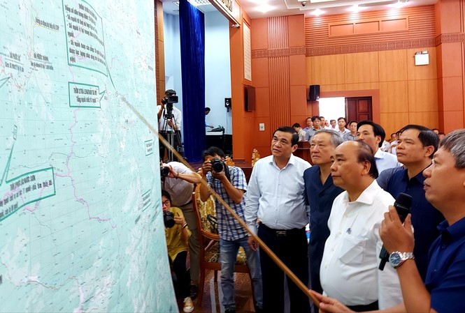 Thủ tướng Nguyễn Xuân Phúc: 'Không được để người dân đói cơm lạt muối' Thủ tướng nghe báo cáo phương án và quá trình tìm kiếm nạn nhân mất tích vụ sạt lở ở Quảng Nam. Ảnh: H. Văn