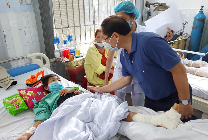 Ban tổ chức cuộc thi Hoa hậu Việt Nam trao quà cho người dân thiệt hại do bão số 9 Ông Lê Xuân Sơn, Tổng Biên tập Báo Tiền phong cùng đoàn đến thăm hỏi, động viên và tặng quà hỗ trợ cho nạn nhân vụ sạt lở ở Trà Leng đang điều trị tại Bệnh viện Đa khoa Quảng Nam