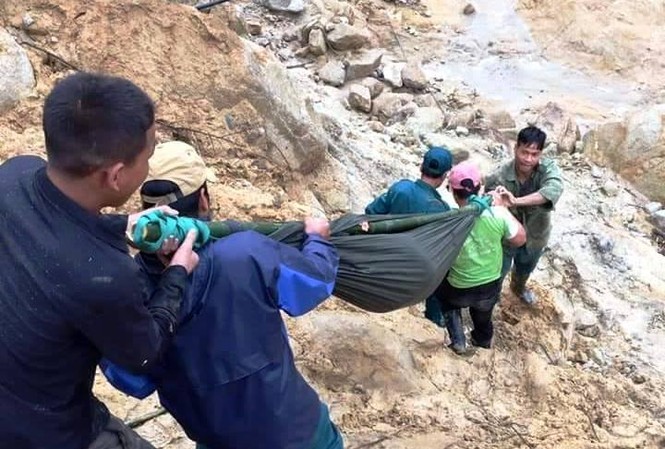 Quảng Nam: Vượt 20km đường đồi núi sạt lở, đưa thai phụ đi cấp cứu Đường sá sạt lở chia cắt, người dân phải vượt 20km đường rừng để đưa sản phụ đi cấp cứu. ảnh CTV