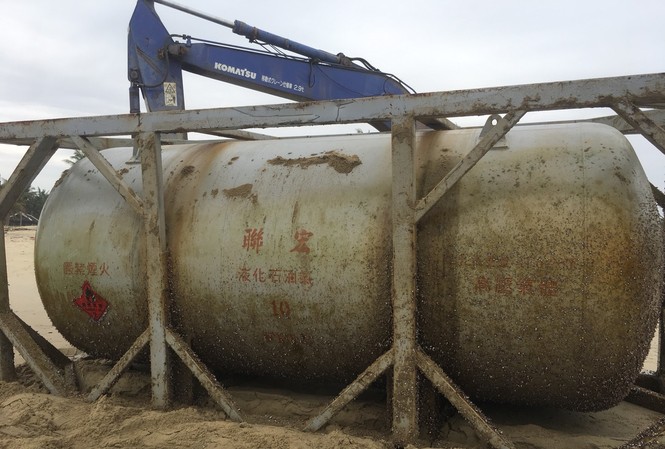 Bồn chứa hóa chất ghi chữ Trung Quốc dạt vào bờ biển Quảng Nam Bồn hóa chất ghi chữ Trung Quốc dạt vào bờ biển Quảng Nam