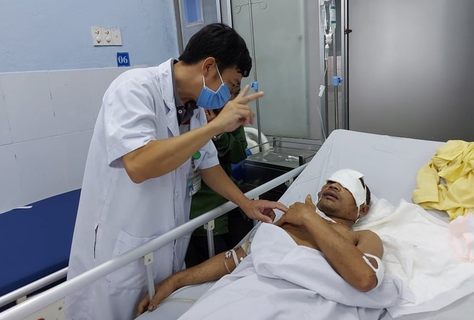 Người đàn ông bị gấu rừng tấn công đã tỉnh Bệnh nhân bị gấu rừng tấn công hiện đã tỉnh. Ảnh H. Văn