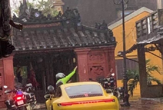 Công an truy tìm đoàn xe chạy vào khu phố đi bộ ở Hội An Hình ảnh xe ô tô và 2 xe máy dừng trước Chùa Cầu được người dân ghi lại.