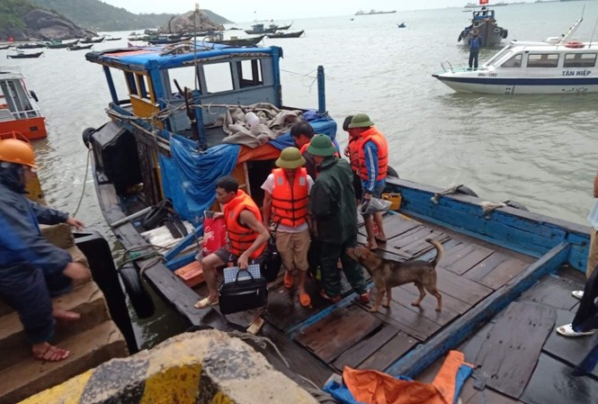 Quảng Nam: Tàu chở hàng bục khoang máy, 10 thuyền viên thoát chết 10 thuyền viên trên tàu bị nạn đã an toàn. Ảnh H. Anh