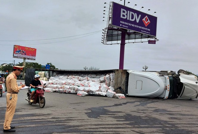 Xe tải lật ngửa giữa vòng xuyến, tài xế thoát chết trong gang tấc Chiếc xe tải lật ngửa khi đnag lưu thông.