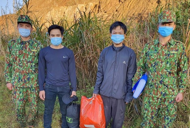 Quảng Nam: Bắt giữ 2 người nhập cảnh trái phép Hai người nhập cảnh trái phép bị lực lượng chức năng bắt giữ. Ảnh H. A
