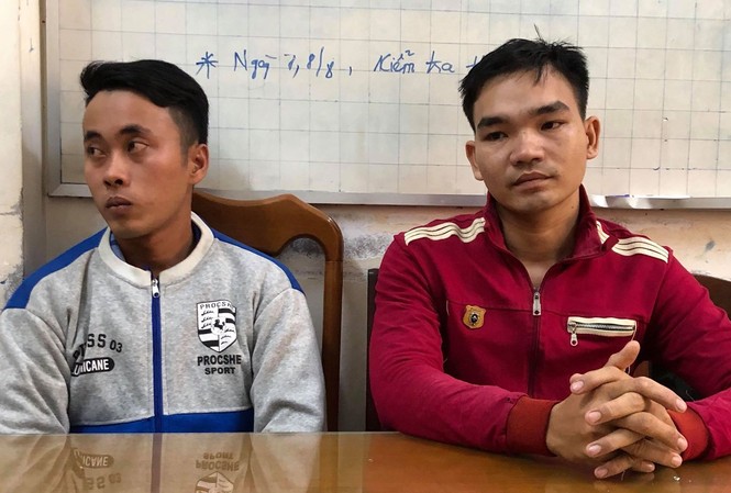 Hai nghi phạm tạt xăng cán bộ ở Cà Mau ra đầu thú Hai nghi phạm tạt xăng cán bộ ở Cà Mau ra đầu thú