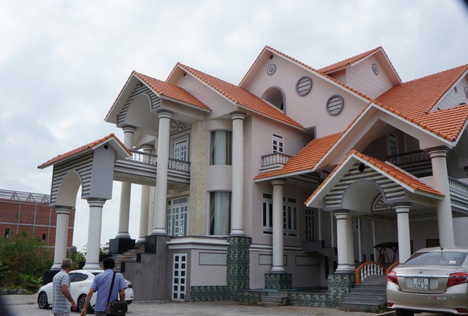 'Đại gia' Cà Mau hoang mang sau vụ biệt thự nghi bị nã đạn Kính cường lực bị trúng đạn