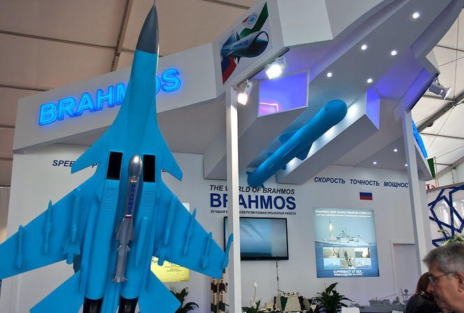 Ấn Độ lùi ngày phóng tên lửa hành trình do bão Tên lửa BrahMos trưng bày tại triển lãm. Ảnh: Sputnik