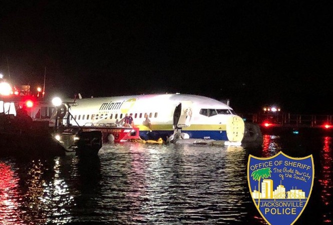 Boeing 737 lao xuống sông, 142 người sống sót Ngày 3/5, một máy bay phản lực thương mại Boeing 737 đang chở 136 hành khách đã trượt xuống sông St. Johns gần Jacksonville, Florida sau khi hạ cánh, người phát ngôn của Trạm hàng không Hải quân Jacksonville cho biết.
