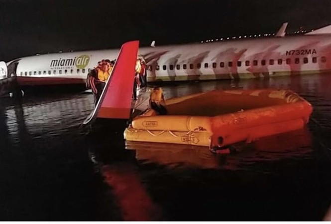 Hỗ trợ khẩn cấp máy bay Boeing 737 rơi xuống sông Các đội cứu hộ đã tiếp cận và giải cứu toàn bộ hành khách và phi hành đoàn. May mắn không ai thiệt mạng.