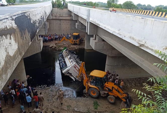 Xe buýt rơi xuống kênh, 29 người tử vong Xe buýt rơi xuống kênh ở Ấn Độ khiến 29 người tử vong. Ảnh: Twitter