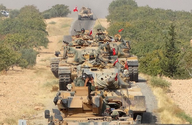Thổ Nhĩ Kỳ ồ ạt dồn quân đến biên giới Syria Thổ Nhĩ Kỳ dọa tấn công đông bắc Syria nếu Mỹ vẫn “im hơi lặng tiếng”. Ảnh: Reuters