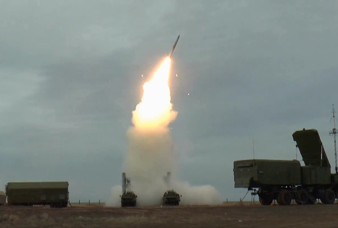 'Rồng lửa' S-400 đồng loạt khai hỏa, huỷ diệt 8 mục tiêu trên không Những cú bắn ngoạn mục của các hệ thống tên lửa phòng không S-400 gần Astrakhan. Ảnh: Cắt clip