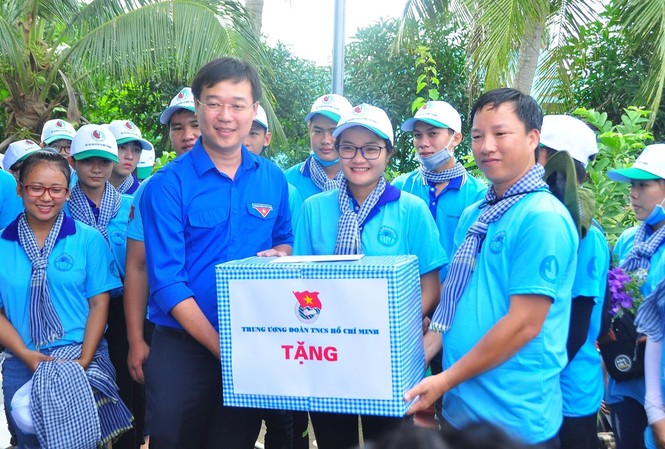 Dự thảo Văn kiện Đại hội đại biểu toàn quốc Hội Liên hiệp Thanh niên VN lần thứ VIII Bí thư thứ nhất Trung ương Đoàn Lê Quốc Phong tặng quà, động viên sinh viên tình nguyện ở Bến Tre. Ảnh: Hoà Hội