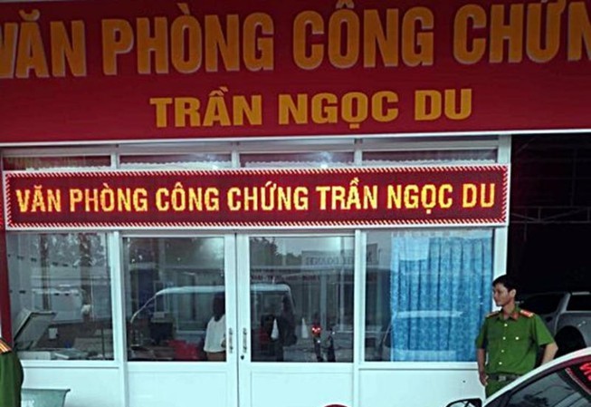 Nổ súng trước văn phòng công chứng, 1 người bị thương Công an khám nghiệm hiện trường vụ nổ súng