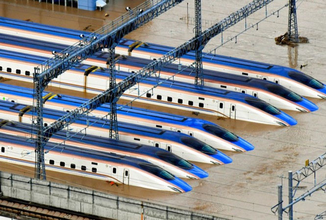 Nhật loại toàn bộ tàu cao tốc bị ngập Các tàu cao tốc Shinkansen bị ngập tại nhà ga ở thành phố Nagano khi bão Hagibis đổ bộ tháng trước. Ảnh: Reuters.