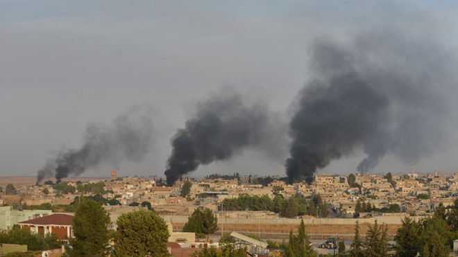THẾ GIỚI 24H: Thổ Nhĩ Kỳ và lực lượng nổi dậy bất ngờ tấn công Bắc Syria Các lực lượng của Syria đã phải rút khỏi một số vị trí do bị pháo kích dữ dội. Ảnh Reuters
