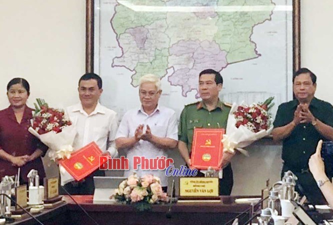Ban Bí thư Trung ương Đảng chuẩn y nhân sự 2 tỉnh Thường trực Tỉnh ủy Bình Phước trao quyết định và chúc mừng đồng chí Bùi Xuân Thắng và đồng chí Lê Trường Sơn.