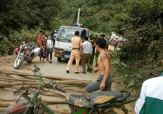CSGT bị người dân chặn đường để... đòi lại xe vi phạm Hình ảnh người dân mang cả xe máy và cây củi ra chặn xe CSGT để "đòi lại" phương tiện vi phạm.