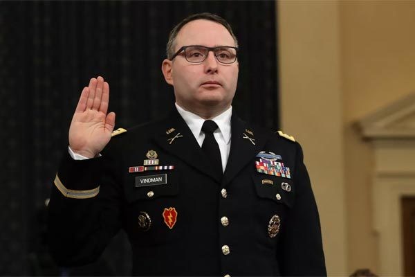 THẾ GIỚI 24H: Nhiều quan chức tố cáo ông Trump, Nhà Trắng đứng ngồi không yên Trung tá Alex Vindman tuyên thệ sẽ khai sự thật trong phiên điều trần trước Quốc hội Mỹ ngày 19/11. Ảnh: Vox